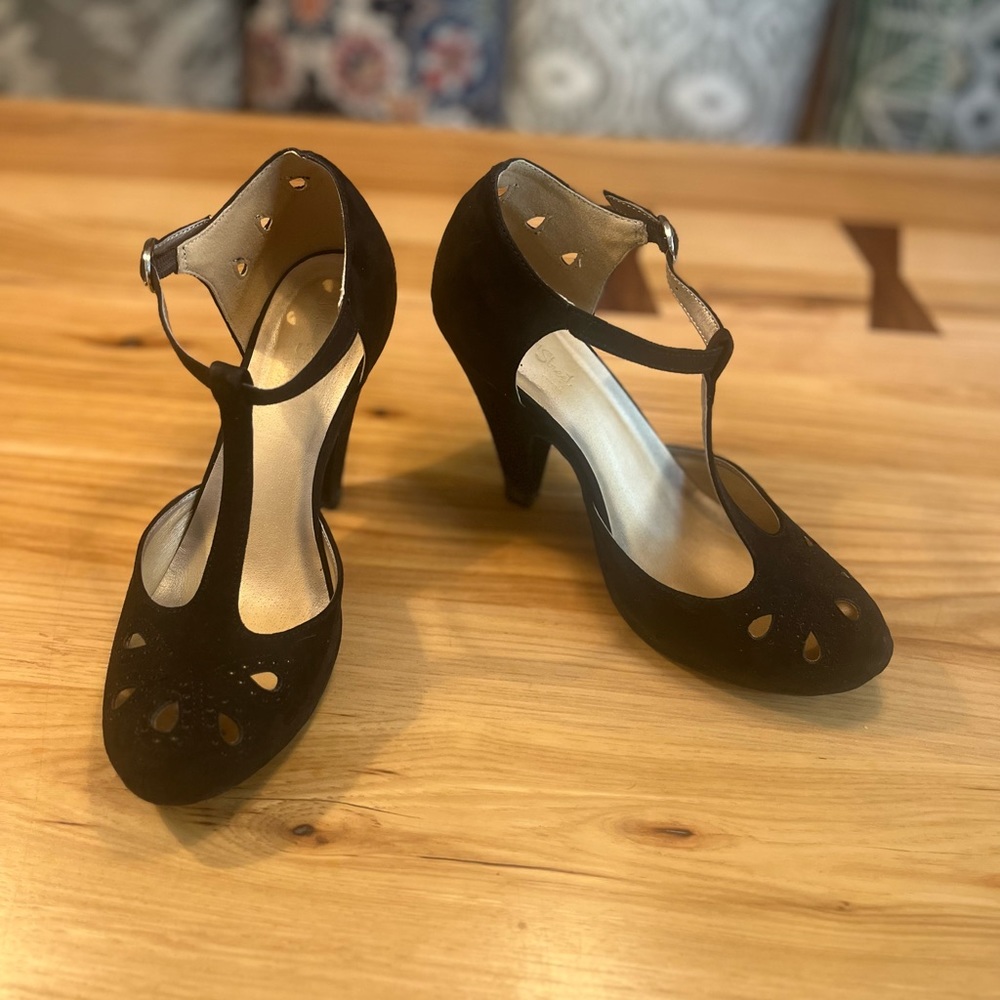 GRAHAM STREET SHOES Co. BLACK T. STRAP SUEDE HEELS SZ 8